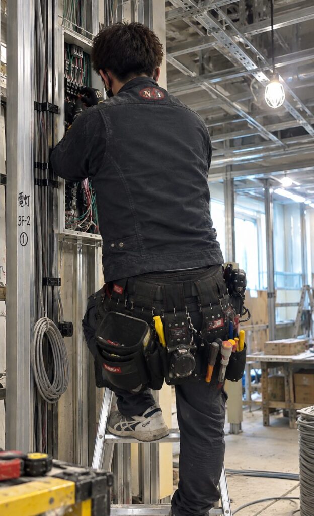 分電盤の結線作業をするNY電気の技術者