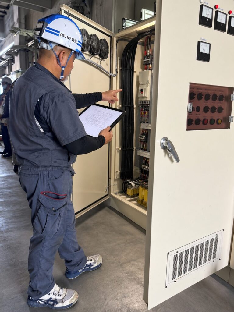 図面を確認するNY電気の施工管理